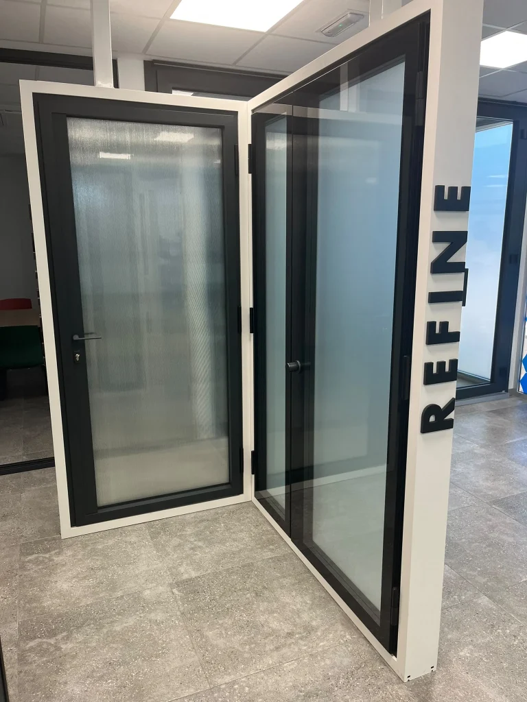 Puertas acristaladas Refine en funcionamiento en la exposición López Férriz.