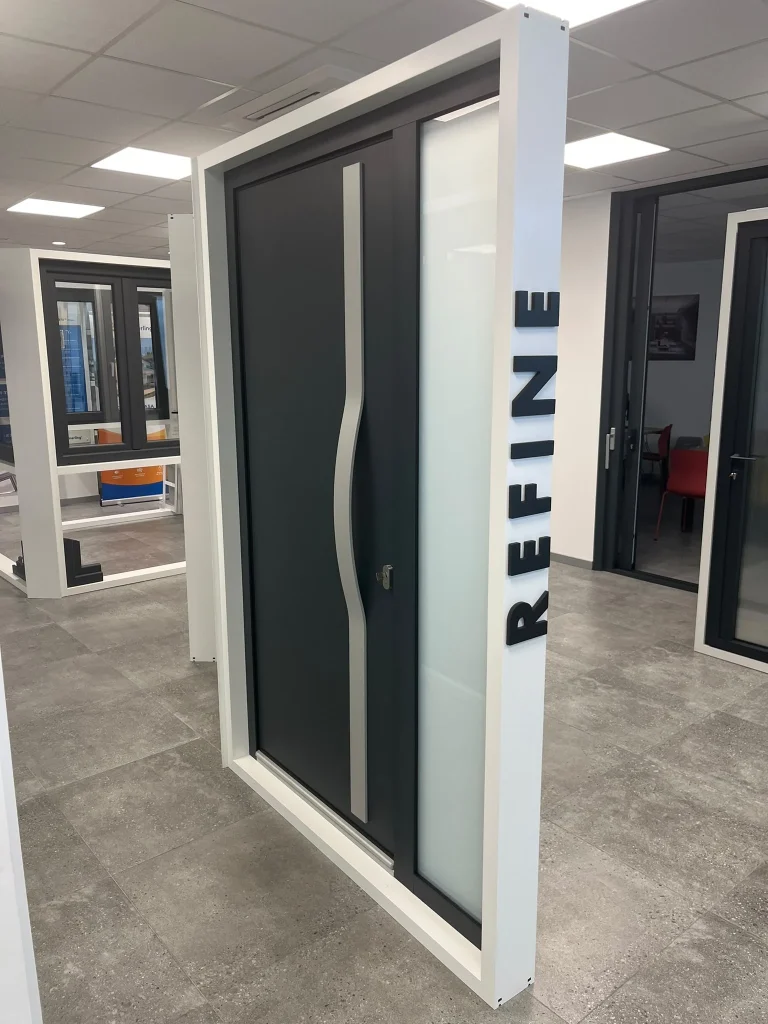 Puerta de panel con lateral acristalado en la exposición López Férriz.