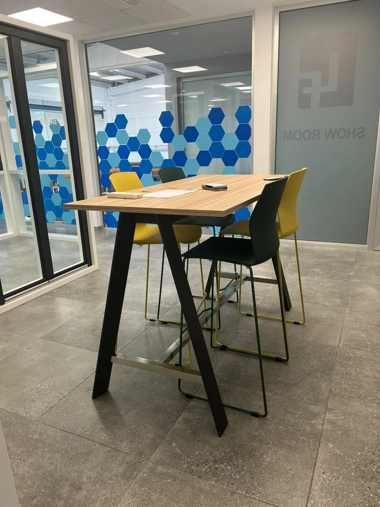 Mesa de reunión dentro de la exposición López Férriz para estudiar proyectos y recibir asesoramiento.